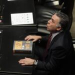 Inzunza abandona bancada de Morena tras conflicto